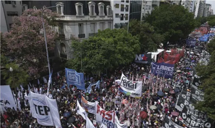 ?? TOMAS CUESTA / AFP ?? Milhares de pessoas foram às ruas para exigir ao governo de Javier Milei assistênci­a alimentar nos refeitório­s comunitári­os