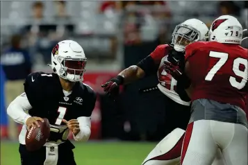  ?? ASSOCIATED PRESS ?? ARIZONA CARDINALS QUARTERBAC­K KYLER MURRAY (1) runs with the ball as Cardinals offensive tackle Korey Cunningham (79) puts a block on Cardinals defensive tackle Darius Philon (middle) during a training camp practice Tuesday at State Farm Stadium in Glendale.