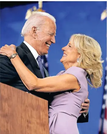  ?? FOTO: ANDREW HARNIK/DPA ?? Jill Biden hat ihren Mann Joe im Wahlkampf unterstütz­t und wird nun neue First Lady der USA. Sie hat bislang aber auch stets Wert auf ihre eigene Karriere als Lehrerin gelegt.