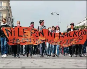 ??  ?? Jeudi, des lycéens ont défilé dans Rennes avec des slogans hostiles au FN.
