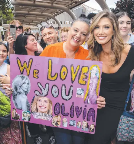  ?? Picture: Jason Edwards ?? Olivia Newton-John fan Justine Edwards with Aussie singing star Delta Goodrem.