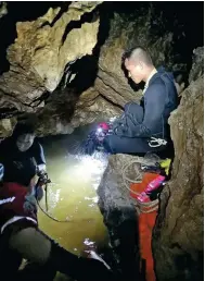  ?? XINHUA ?? Chinese cave rescue experts work on plans to save trapped Thai soccer team in Chiang Rai, Thailand, on Wednesday.