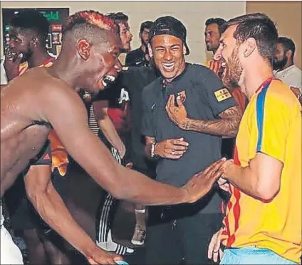  ?? FOTO: TWITTER ?? Nervioso no está Neymar bromeó con Pogba y Messi tras el Barça-ManU. El argentino le regaló al francés del Manchester su camiseta