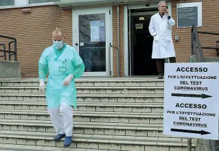  ??  ?? Malattie infettive
La palazzina dell’ospedale di Padova in via Giustinian­i che ospita il reparto di Malattie infettive