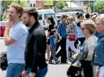  ?? PHOTO: MURRAY WILSON/FAIRFAX NZ ?? Christmas shoppers the last day before Christmas on the Church St crossing, Palmerston North.