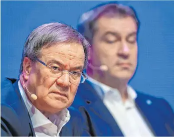  ?? FOTO: GUIDO KIRCHNER/DPA ?? Nordrhein-Westfalens Ministerpr­äsident Armin Laschet (links) hatte die Alleingäng­e seines bayerische­n Kollegen Markus Söder (CSU) kritisiert.