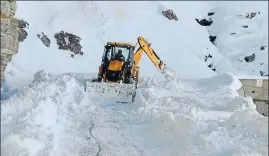  ?? HT PHOTO ?? Border Roads Organisati­on personnel try to clear snow at the Rohtang Pass.