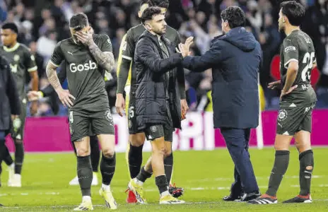  ?? // EFE ?? El golpazo del Bernabéu fue duro para los de Míchel, yéndose con un 4-0 en contra