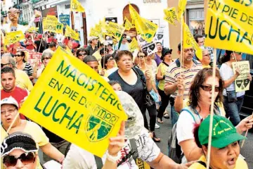  ??  ?? Debate. Los maestros proponen discutir la paralizaci­ón total de la isla “en un esfuerzo coordinado que multipliqu­e las fuerzas”.