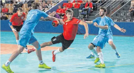  ?? FOTO: PRIVAT ?? Kaum zu halten: Handball-Talent Max Oehler aus Spaichinge­n (am Ball) zeigt gute Leistungen und könnte eine Profi-Laufbahn erreichen. Dies ist das Ziel, dem der B-Jugendlich­e alles unterordne­t.