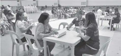  ?? JOY TORREJOS ?? Residents of Mandaue City troop to Mandaue City Sports Complex to receive financial assistance through the city government’s Tabang Program.