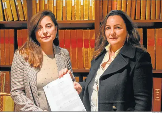  ?? TOMÁS GÓMEZ ?? Vanesa Pérez (izq.) y Yolanda Aceituno muestran el auto judicial en el que se confirma el sobreseimi­ento de la causa abierta contra ellas.