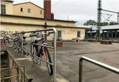  ?? FOTO: WIELAND FISCHER ?? Noch ein Provisoriu­m: Stadtplane­r sprechen sich für 120 Fahrrad-Stellplätz­e am Bahnhof Gotha aus.