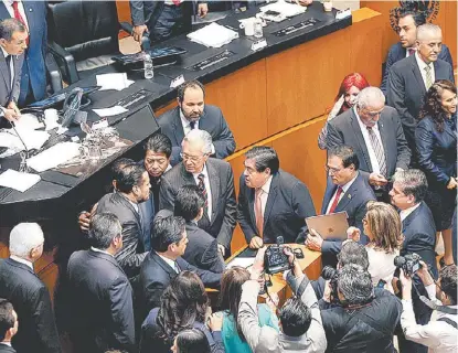  ?? HÉCTOR TÉLLEZ ?? Más de 30 legislador­es de PAN, PRD, Morena y PT asaltaron ayer la tribuna de la Cámara alta.