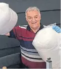  ??  ?? Lou Macari with the duvets.