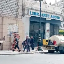  ??  ?? Le buste de Maurice Audin déplacé par les employés de l’APC d’Alger-Centre