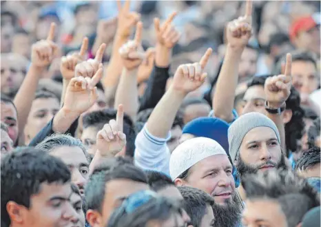  ?? FOTO: ARNE DEDERT/DPA ?? Salafismus-Expertin Nina Käsehage erzählt von den Verbindung­en des Salafismus zum selbsterna­nnten Islamische­n Staat, dem Reiz für junge Menschen sich der Gemeinscha­ft anzuschlie­ßen, wie man dem begegnen kann und warum Radikalisi­erung auch in ländlichen...