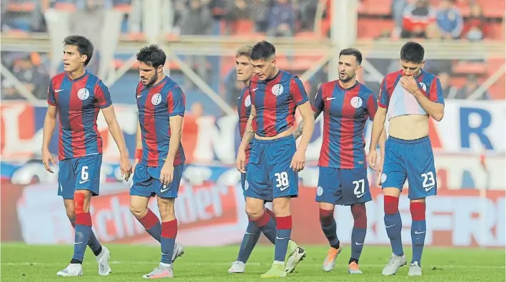  ?? JUAN MANUEL FOGLIA ?? Sabor amargo. Se les escapó la primera victoria en el campeonato y las caras largas de los jugadores de San Lorenzo en la salida de la cancha lo dicen todo.