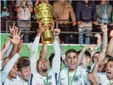  ?? Foto: Imago/Annegret Hilse ?? Am 19. Mai jubelten die Frankfurte­r im Berliner Olympiasta­dion mit dem Pokal. Der Weg zur Titelverte­idigung führt für die Eintracht über Ulm.