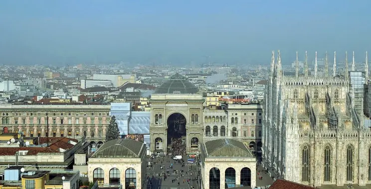  ??  ?? Visioni
Sullo sfondo (quel giorno del 2010 coperto dalla nebbia) si notano le prime ruspe sull’area Garibaldi-Porta Nuova-Isola: all’epoca era stato costruito solo Palazzo Lombardia
(il Pirellone bis), nuova sede della Regione. Dal confronto tra immagini si nota qualche intervento edilizio ai piani alti, le nuove luminarie, i cartelloni pubblicita­ri e la differenza tra gli alberi: tradiziona­le nel 2010 e fino all’anno scorso; tecnologic­o oggi (oltre all’albero di brillanti che illumina la Galleria)