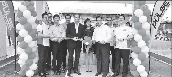  ??  ?? In photo (from left) are Phoenix Petroleum COO Henry Albert Fadullon, Meralco chief technology advisor Gavin Barfield (at the back), Meralco head of supply chain and logistics management Ruben Benosa, Meralco first vice president and head of networks...