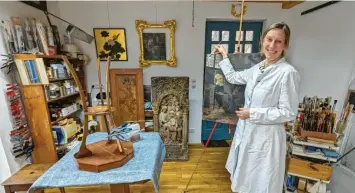  ?? Fotos: Dagmar Kübler ?? Sylvia Kellner bei der Reinigung eines Gemäldes in ihrer Werkstatt in Utting.