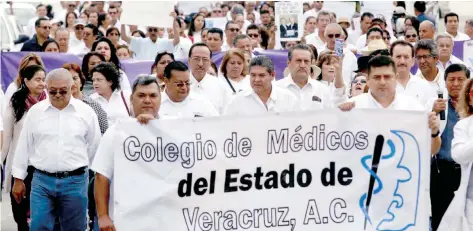  ??  ?? Médicos y trabajador­es de la salud marcharon por las calles principale­s del puerto de Veracruz en protesta: al grito de “justicia, justicia” demandaron un alto a la violencia que existe contra quienes laboran en ese sector en el estado.