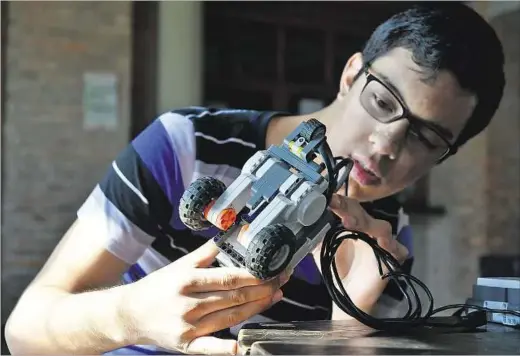  ??  ?? Robótica. Ezequiel Pereira ensambla un robot para los talleres de Python Joven.