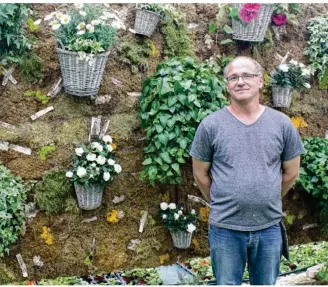 ??  ?? Eric Lehodey devant un mur végétal de sa création.