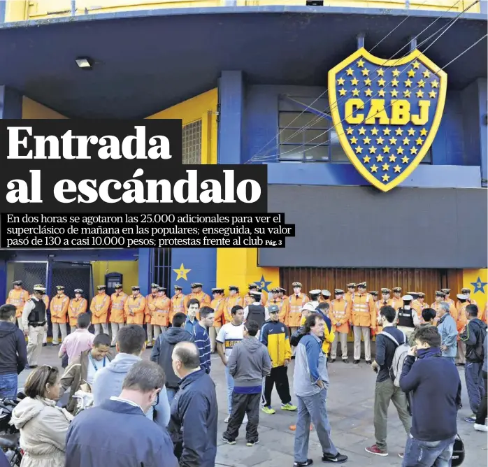  ?? Télam ?? Después de hacer cola desde antenoche en los locales de venta sin conseguir los tickets, los hinchas protestaro­n en la Bombonera; “El club es de los socios”, gritaban