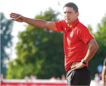  ?? Foto: Alexander Kaya ?? Bei den Fans des VfB Stuttgart hatte Tayfun Korkut anfangs einen schweren Stand. Doch der Trainer führte die Schwaben mit überzeugen­der Arbeit auf Platz sieben.