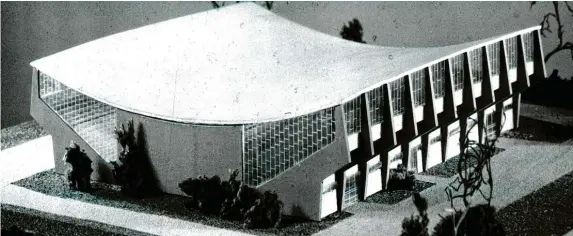  ?? Foto: Städtische­s Hochbauamt ?? Modell der architekto­nisch ungewöhnli­chen Sporthalle aus dem Jahr 1963.