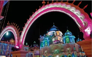  ??  ?? A view of the spectacula­rly illuminate­d Harmandir Sahib Gurdwara on the 350th Prakash Parv of Guru Gobind Singh in Patna, on Saturday. IANS
