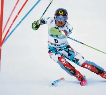  ?? Foto: Witters ?? Mit höchstem Risiko durch den Stangenwal­d: Der Österreich­er Marcel Hirscher gewinnt mit einem „Husarenrit­t“den Slalom von Kitzbühel.