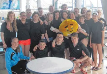  ?? FOTO: PRIVAT ?? Die Stimmung ist gut bei den Schwimmern des Aalener Vereins SC Delphin. Eigentlich auch kein Wunder schließlic­h haben sie bei den Deutschen Mannschaft­smeistersc­haften in Bernhausen überzeugt und Plätze auf dem Podium ergattert.