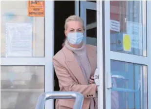  ?? REUTERS ?? La esposa del opositor sale de un tribunal ayer en Moscú