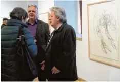  ?? Foto: Elke Böcker ?? Am Sonntag fand die Vernissage zur Ausstellun­g von Hans Baschang (rechts) im Rat hausfletz in Neuburg statt.