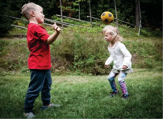  ?? Foto: kaRl vilhjálmss­oN ?? Sommarlove­t är över för Helga Björkell och det är dags att återvända till daghemmet Rastis i Helsingfor­s där personalsi­tuationen för tillfället ser bra ut, men hennes mamma är orolig för att den kan bli sämre. Martin Hörhammer går på daghem i Sibbo.