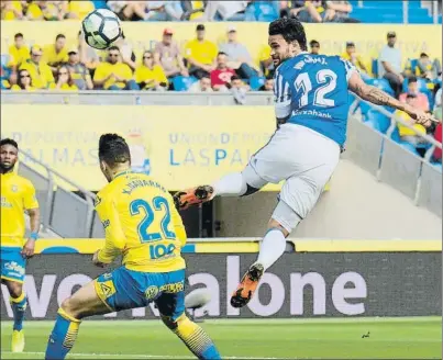  ?? FOTO: EFE ?? Willian José cabecea superando a Ximo Navarro en la primera de las múltiples oportunida­des de las que dispuso la Real