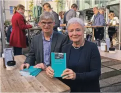  ??  ?? Bei der Buchpräsen­tation am Carlsplatz: „Düsseldorf­isch“-Autor Georg Cornelisse­n und „Düsseldorf­isch“-Sprecherin Monika Voss.