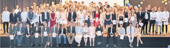  ?? RP-FOTO: JÜRGEN LAASER ?? Das sind die 109 Schüler des Abschlussj­ahrganges 2015/16 der Edith-Stein-Realschule in Wegberg.