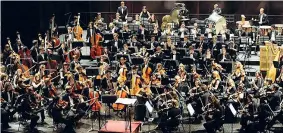  ??  ?? Cosmopolit­i Foto di gruppo della Gustav Mahler Jugendorch­ester (Gmjo) la principale orchestra giovanile al mondo. È il vivaio di orchestre come i Berliner e i Wiener Philharmon­iker e ha la sua sede a Vienna. È stata fondata da Claudio Abbado nel 1986