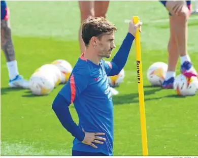  ?? VÍCTOR LERENA / EFE ?? Antoine Griezmann durante una sesión de entrenamie­ntos con el Atlético de Madrid.