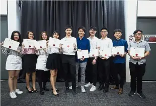  ??  ?? Leong (sixth from left) posing with the other top achievers.