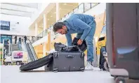  ?? FOTO: DPA-TMN ?? Erst am Flughafen Gepäck aufzugeben, wird in der Regel teuer – und zwingt so manchen Urlauber zum Umpacken.