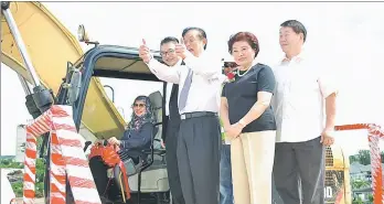  ??  ?? SK Tiong Group of Companies chairman Tan Sri Datuk Tiong Su Kouk (third right) reacts with delight during the earth breaking officiated at by Rodziah. John is at left.