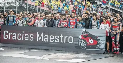  ?? FOTO: EFE ?? La familia del Mundial de MotoGP durante el minuto de silencio en Brno Ahora todos pueden despedirlo el 16 de septiembre en Madrid