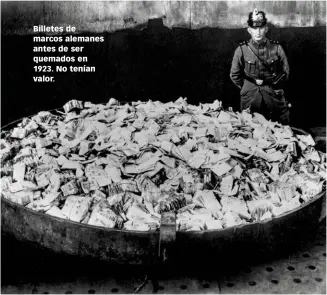 ?? ?? Billetes de marcos alemanes antes de ser quemados en 1923. No tenían valor.