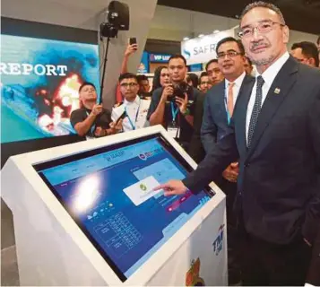  ?? PIC BY SAIRIEN NAFIS ?? Defence Minister Datuk Seri Hishammudd­in Hussein launching the K3M 2.0 applicatio­n in Kuala Lumpur on Monday.