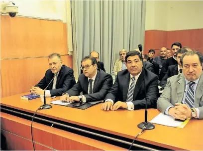  ??  ?? Juicio oral. Cristóbal López, Ricardo Echegaray y sus abogados en el proceso por el fraude de Oil.